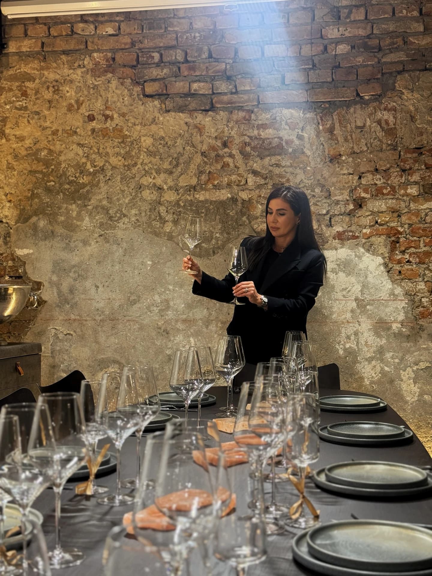 Roxana verifică paharele la o masă lungă pregătită pentru degustare