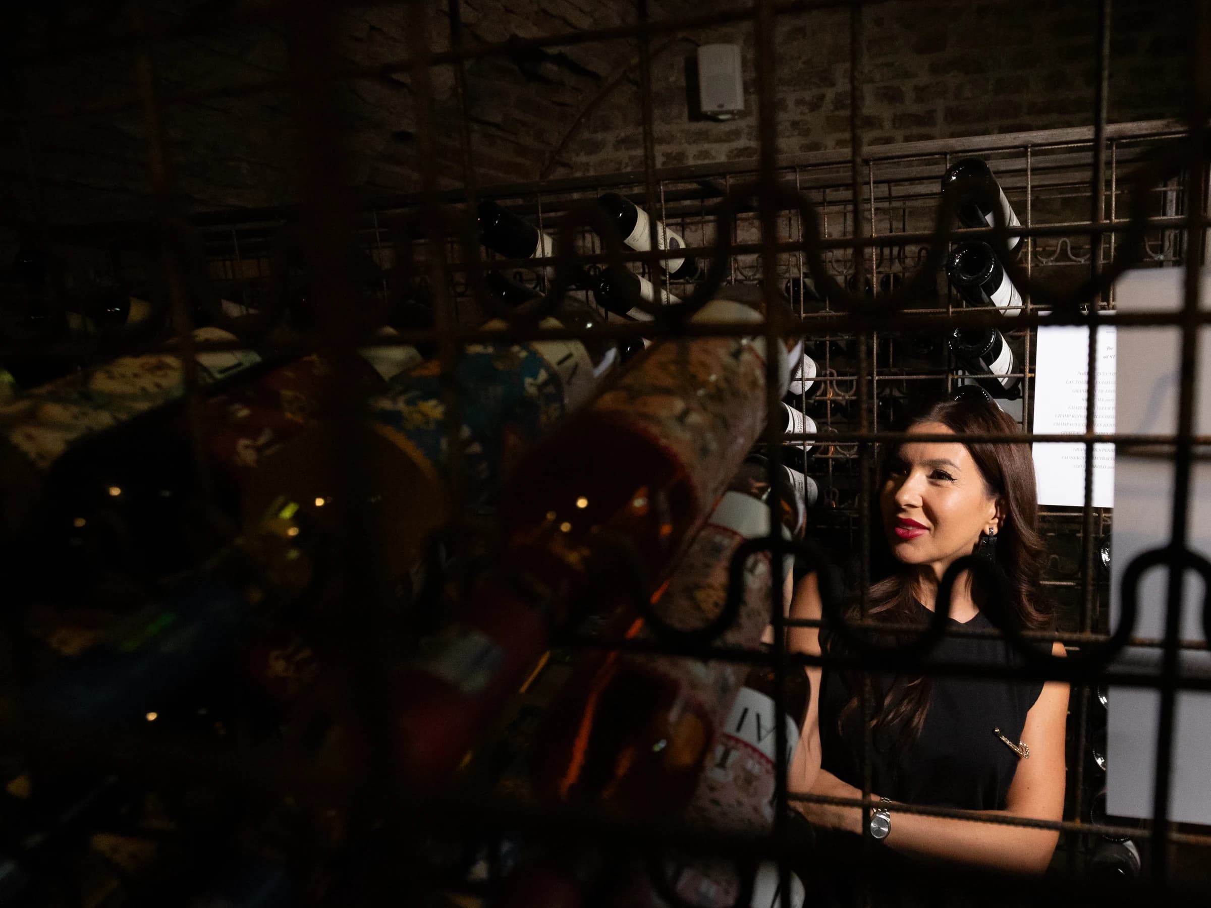 Roxana printre rafturile de vin ale unei crame